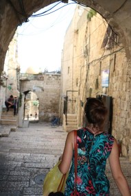 walking between the old city of Jerusalem في القدس القديمة