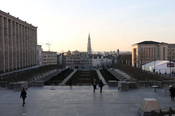 Belgium-brussels-traveling-travel-blog-architecture-Down-to-Grand-place -17