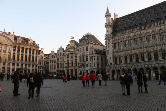 Belgium-brussels-traveling-travel-blog-architecture-Town-Hall-Grand-Place-1