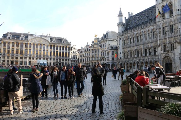 Belgium-brussels-traveling-travel-blog-architecture-Town-Hall-Grand-Place-8